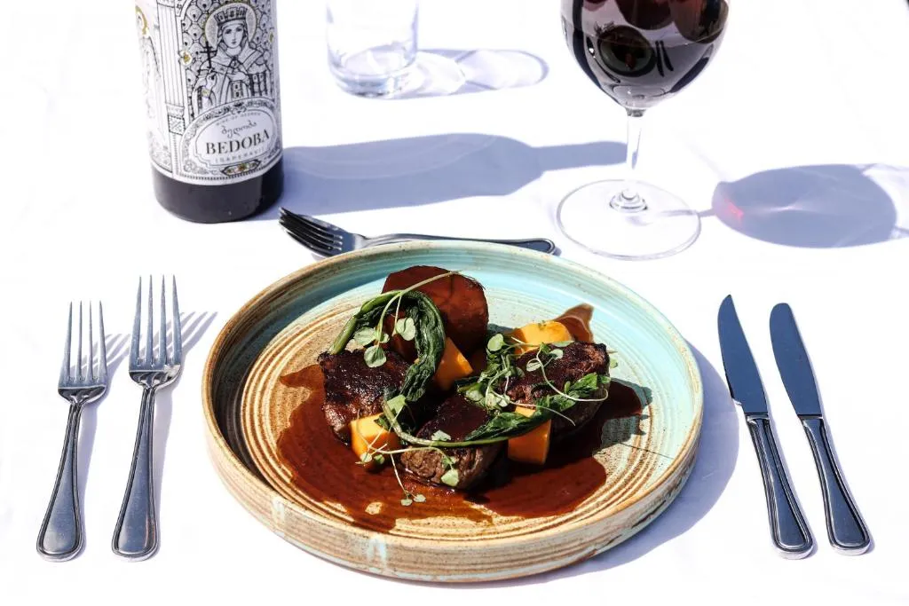 Tallrik vid restaurang