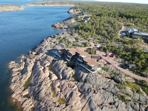 Flygbild med hus, klippor, hav