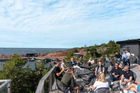 Terass med människor