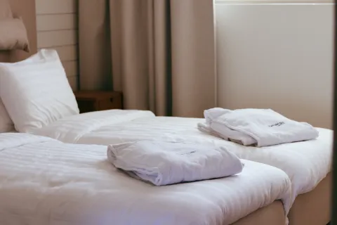 Hotellrum med sängar med badrockar