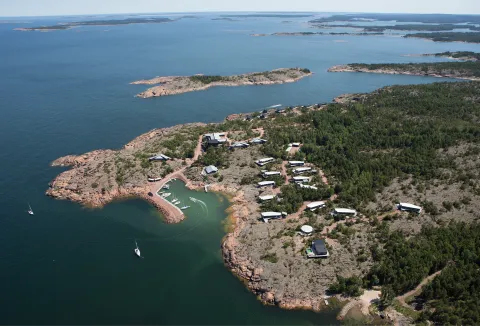 Översikt av hus, klippor, hav